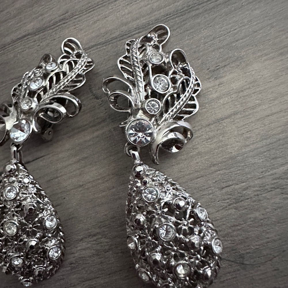 Vtg Barrera for Avon silver day and night dangle earrings